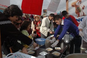 Sincap, aşure dağıttı